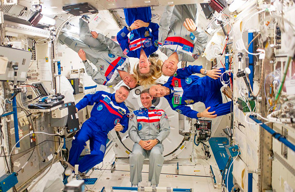 космонавты могут спать вверх ногами